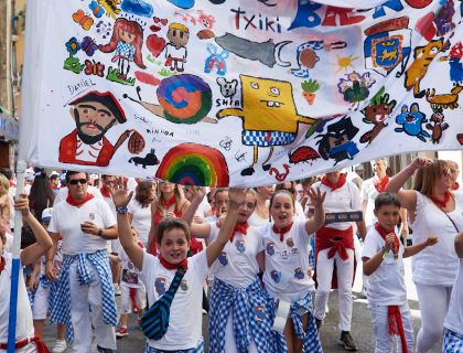 Los txikis con su pancarta