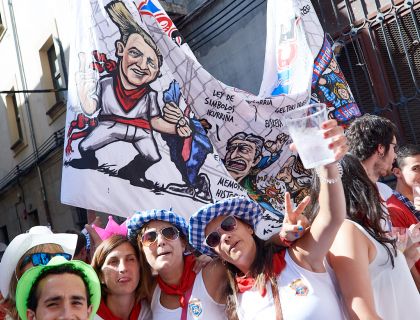 De fiesta con la pancarta
