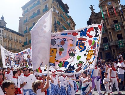 Txikis y mayores con su pancarta